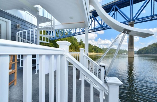 Somerset Boat Rental | TV Blue Tiny Houseboat@Lake Cumberland Marina