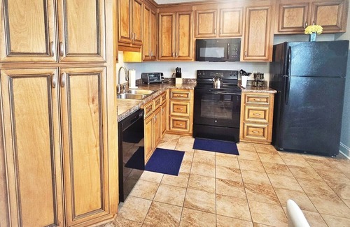 Houston County House | Tv in all Rooms| King Suite|Workspace| Near RAFB