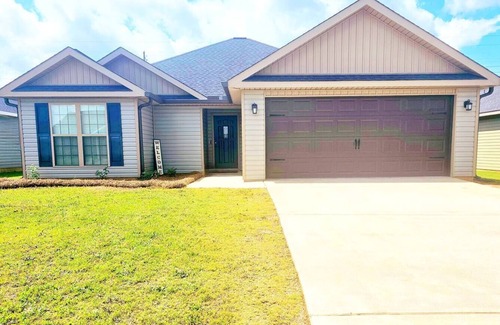 Houston County House | Tv in all Rooms| King Suite|Workspace| Near RAFB
