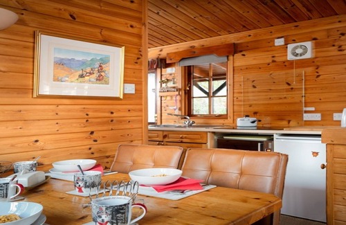 Aviemore Cabin | Twa Hoots Lodge - a lodge that sleeps 4 guests in 2 bedrooms