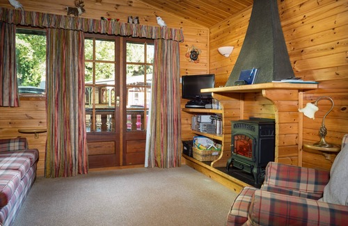 Aviemore Cabin | Twa Hoots Lodge - a lodge that sleeps 4 guests in 2 bedrooms