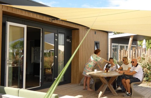 Nieuwvliet House | Twee Badkamers en Suite, Terras met Grote Zeiloverkapping, Eettafel en Lounge set op Terras