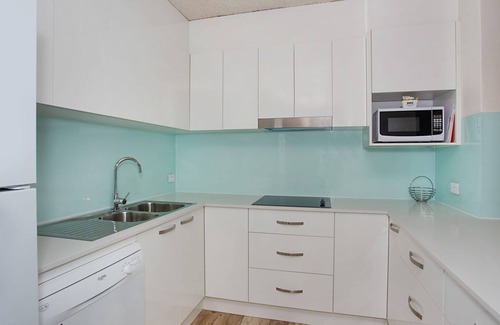 Tweed Heads Apartment | Tweed Paradise Unit 2 Rainbow Bay Beach just a 300m walk, easy walk to clubs and shops Wi-Fi is Inc.