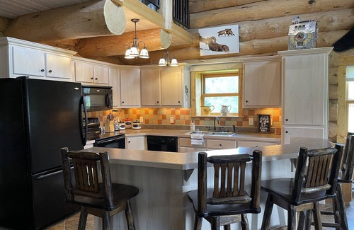 Cody Cabin | Tweek's Cabin- luxury cabin with yard, fire pit, and hot tub!nn