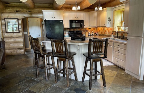 Cody Cabin | Tweek's Cabin- luxury cabin with yard, fire pit, and hot tub!nn