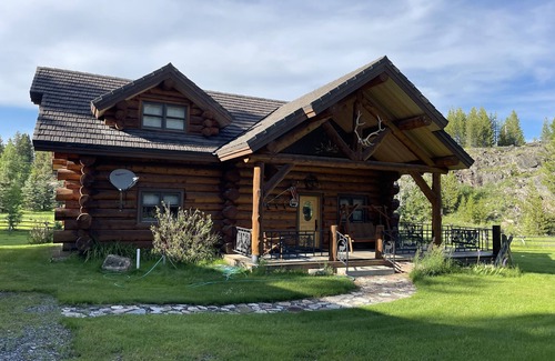 Cody Cabin | Tweek's Cabin- luxury cabin with yard, fire pit, and hot tub!nn
