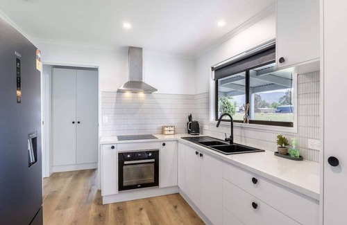 Myrtleford House | Twenty One - Peaceful and Centrally Located