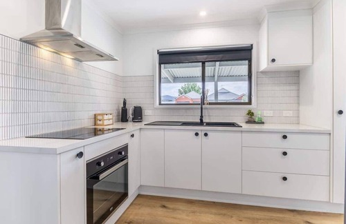 Myrtleford House | Twenty One - Peaceful and Centrally Located