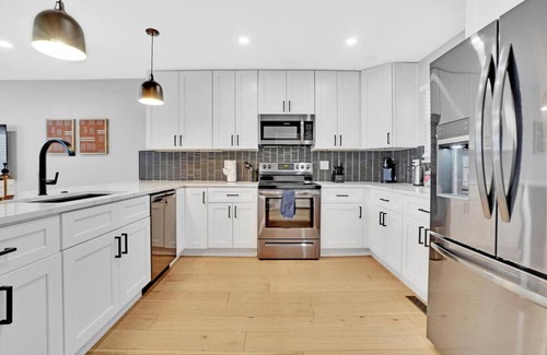 Scenic Heights House | Twin Abodes I 2 Units, One Group Getaway