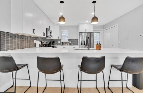 Scenic Heights House | Twin Abodes I 2 Units, One Group Getaway