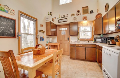 Twin Lakes House | Twin Lakes Home - Walk to Lake Elizabeth!