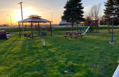 Orono Hotel | Twin Oaks Motel