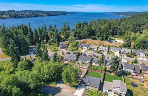 Langley House | Twin Oaks Retreat by AvantStay Mins to Freeland