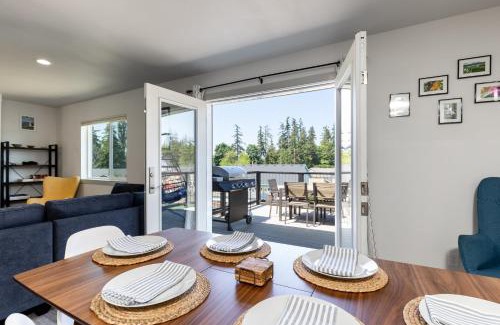 Langley House | Twin Oaks Retreat by AvantStay Mins to Freeland