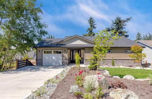 Langley House | Twin Oaks Retreat by AvantStay Mins to Freeland