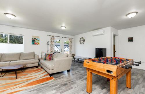 Langley House | Twin Oaks Retreat by AvantStay Mins to Freeland