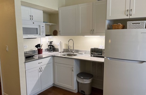 Altamont Manor Apartment | Twin Palm ~Lovely NEW 1BR Studio-Easy walk to Groceries, Downtown, Shops & Food!