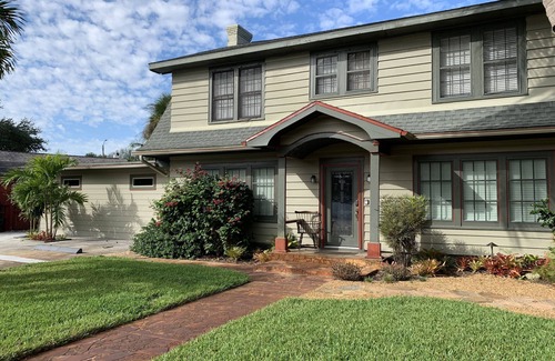 Altamont Manor Apartment | Twin Palm ~Lovely NEW 1BR Studio-Easy walk to Groceries, Downtown, Shops & Food!