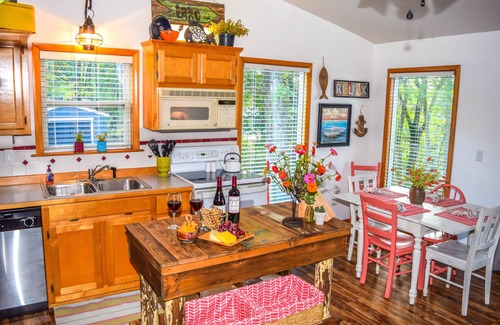 Eagle Rock House | Twin Pines Shanty, Dog Friendly. Sleeps 6. Lakeview. Free Wifi