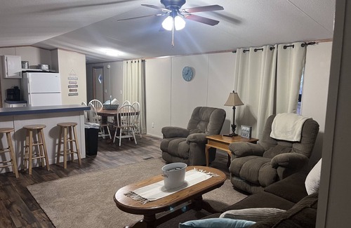 Negreet House | TWIN PINES Toledo Bend Camp with plenty of boat parking in quiet neighborhood