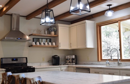 Lake Sequoyah House | Twin Ponds: Intown Highlands Home-Close to Waterfalls and Hiking, 5 min to OEI