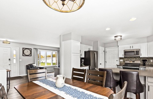 East End House | Twin Port Resort - Sauna & Attached Garage!