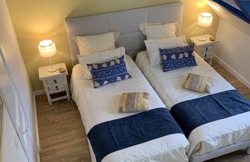 La Turballe House | Twin room-Ensuite with Shower-Chambre Jaune