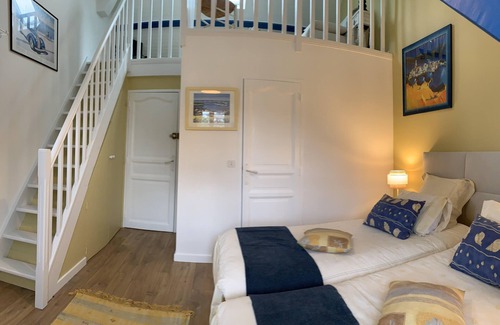 La Turballe House | Twin room-Ensuite with Shower-Chambre Jaune