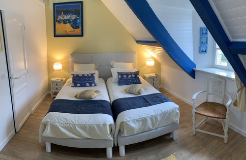 La Turballe House | Twin room-Ensuite with Shower-Chambre Jaune