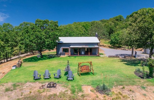 Muskogee House | Twisted Tree with Arkansas River Views and Hot Tub