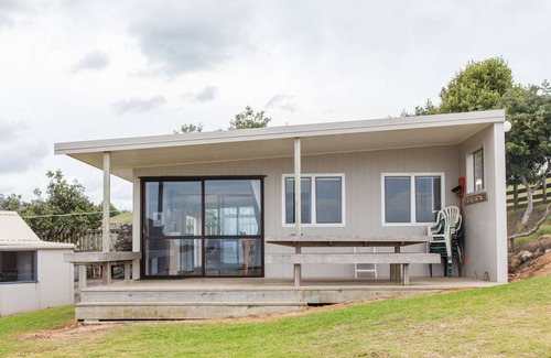 Taiharuru House | Two-bach complex at panoramic Davies Bay