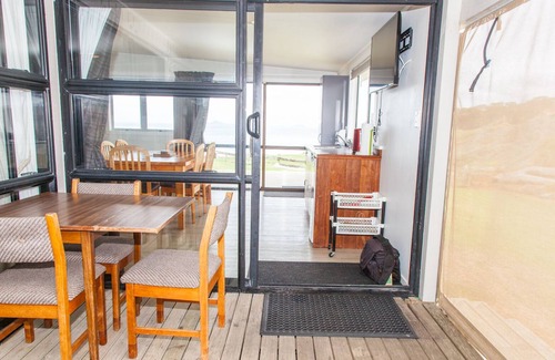 Taiharuru House | Two-bach complex at panoramic Davies Bay