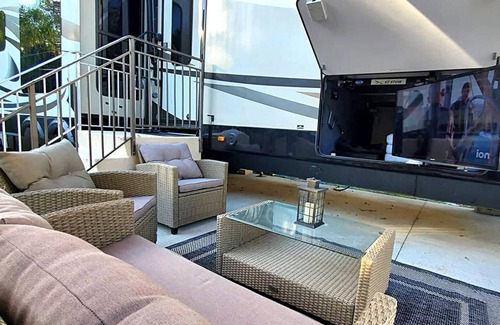 River Ranch RV Rental | Two bath fully stocked RV with free golf cart