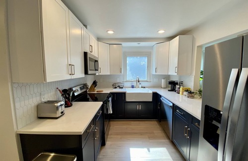Cherrydale Apartment | Two bed Apt in Arlington l King Bed | Free parking