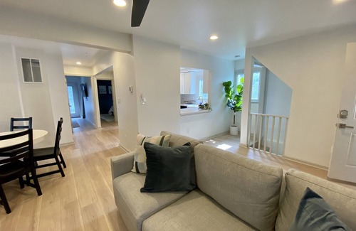 Cherrydale Apartment | Two bed Apt in Arlington l King Bed | Free parking