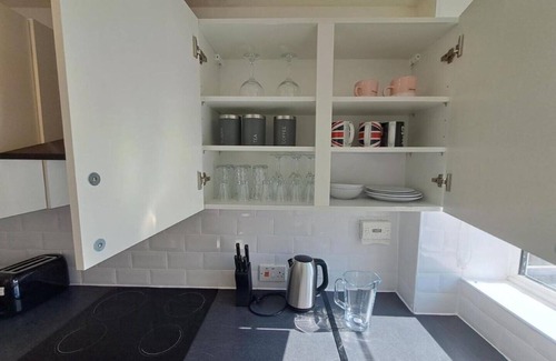 Dartford House | Two-bed house, Dartford. 5 min away from the train station and town centre!