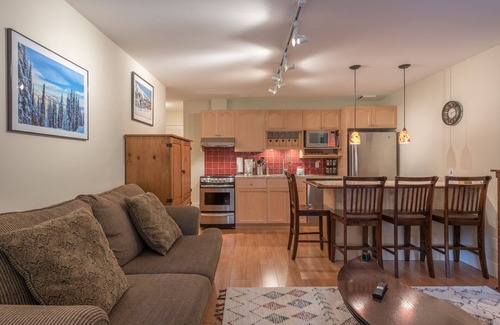 Silver Star Mountain Apartment | Two Bedroom Suite w Private Hot Tub, BBQ, Laundry - Great lower Knoll location.