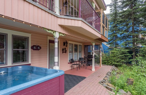 Silver Star Mountain Apartment | Two Bedroom Suite w Private Hot Tub, BBQ, Laundry - Great lower Knoll location.