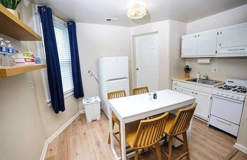 Capitol Hill Apartment | Two Bedroom- 10 Mins to Baseball Stadium