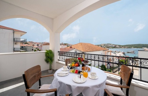 Okrug Gornji Apartment | Two bedroom apartment with terrace and sea view Okrug Gornji, Čiovo (A-23497-a)