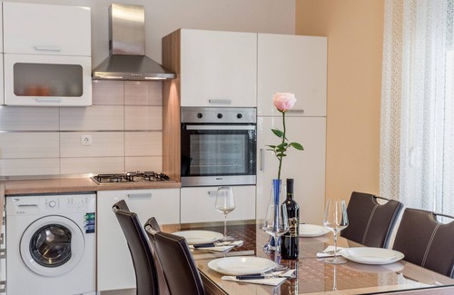 Gornja Brela Apartment | Two bedroom apartment (60 m2) with hot tub, full kitchen, AC and parking.