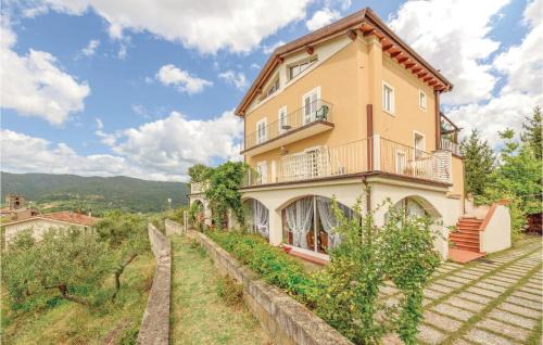 Pescia Apartment | Two-Bedroom Apartment In Sorana Pescia Pt