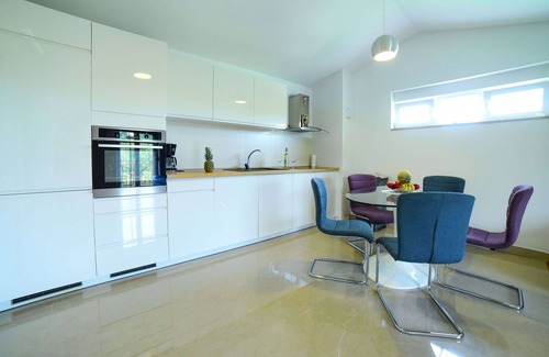 Citluk Apartment | Two bedroom apartment with balcony Sinj, Zagora (A-23403-a)