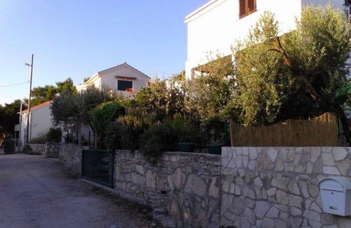 Rukavac Apartment | Two bedroom apartment with terrace and sea view Rukavac, Vis (A-13337-b)