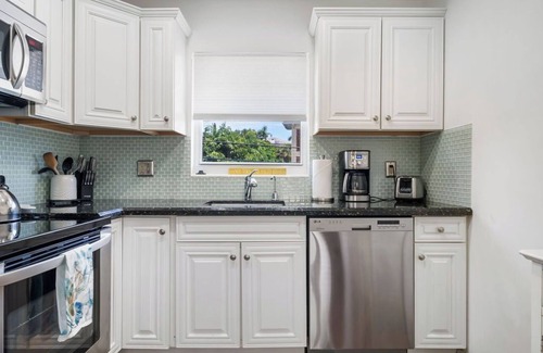 Jog Road Condo | Two Bedroom Boutique Condo 2 Blocks from the Beach and Atlantic Avenue