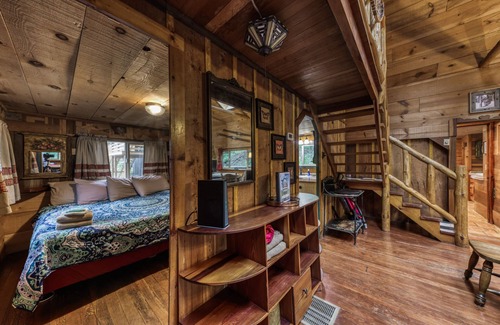 Ruidoso Cabin | Two Bedroom Cabin Used To Belong to Deborah Winger!