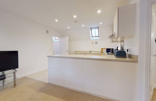 Witney Apartment | Two bedroom furnished holiday let in Witney, sleeps two with own parking