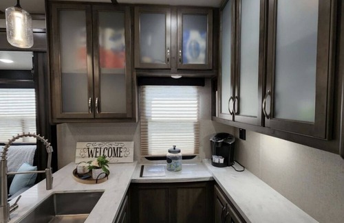 River Ranch House | Two bedroom Glamping RV fully stocked/ golf cart