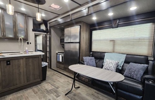 River Ranch House | Two bedroom Glamping RV fully stocked/ golf cart