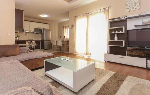 Neoric House | Two-Bedroom Holiday Home In Neoric